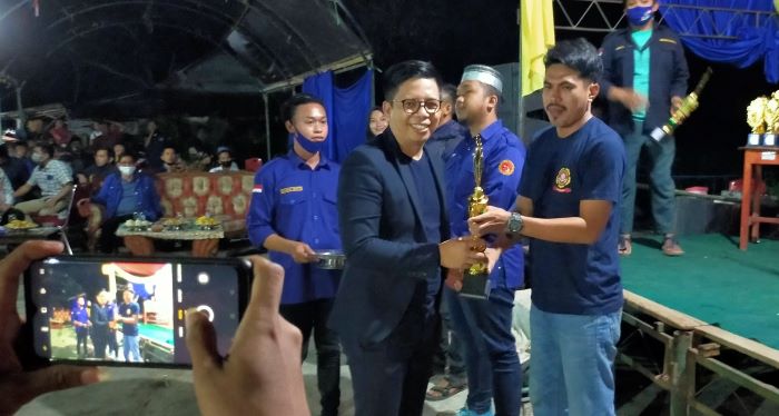Wakil Bupati Bulukumba Tomy Satria Yulianto menyerahkan hadiah kepada Juara umum dalam kegiatan SKBT Karang Taruna Kecamatan Gantarang, Sabtu (8/8/2020)