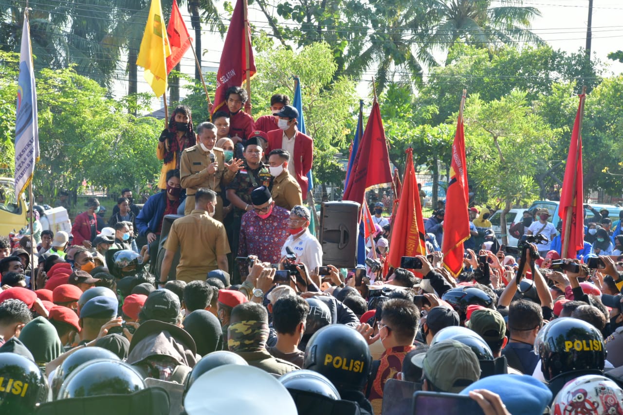 Foto Gubernur Sulawesi Selatan Prof.HM Nurdin Abdullah sedang memberikan arahan dan solusi kepada peserta Aksi Unjuk Rasa depan Kantor Gubernur Sulsel, Senin (12/10/20)