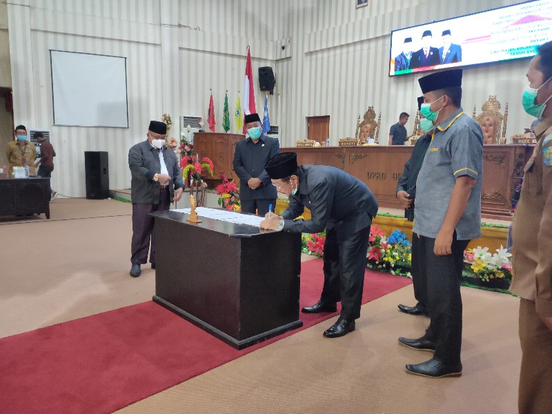 Penandatanganan nota kesepahaman antara DPRD dan Pemda Bolmut pada Rapat Paripurna penenetapan Ranperda APBD 2021