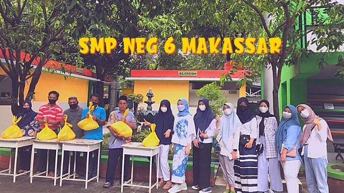 Pengurus OSIS SMP Negeri 6 Makassar berbagi sembako, pada Jumat (7/5/2021) sore