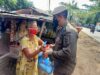 Satpol PP Pemkot Makassar Bagikan Sembako Kepada Pedagang Kaki Lima