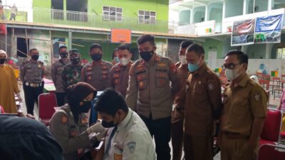 Gandeng Polres Pelabuhan Kota Makassar, SMP Negeri 5 Gelar Vaksinasi Pelajar