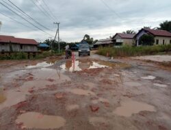 Jalan Rusak dan Licin, Warga Ranpul Pasang Rambu Hati-Hati di Jalan Poros Kecamatan