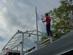 Daeng Manye Bagi Ratusan Bendera Berlogo #SahabatTakalar Ke Nelayan Galesong