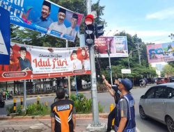 Dishub Kota Makassar Tertibkan Spanduk yang Menempel di Tiang Traffic Light