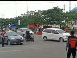Petugas Dishub Makassar Lakukan Giat Arus Lalin di Depan Rujab Wali Kota