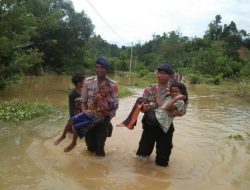 Mamuju Dikepung Banjir, Sabhara dan Brimob Polda Sulbar Evakuasi Warga