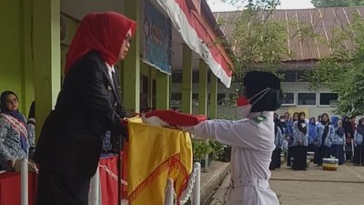 Peringati HUT RI yang ke-77, SMPN 9 Makassar Laksanakan Upacara Bendera