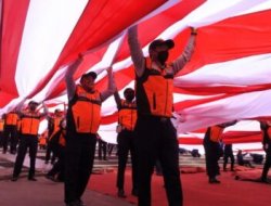 Bentangkan Bendera Merah Putih Sepanjang 5 KM, Dishub Makassar Libatkan 250 Personil