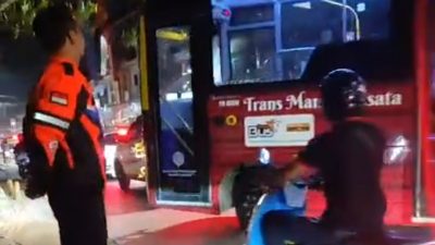 Kadishub Makassar Turun Langsung Mengatur Kemacetan di Pertigaan Borong Raya