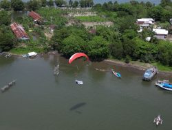 Paralayang Bergambar Daeng Manye Terbang Mengitari Udara“Maudu Lompoa Di Cikoang”