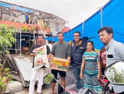 Tinjau Kelurahan Terdampak Bencana, Mario David Serahkan Bantuan Kepada Masyarakat Pampang