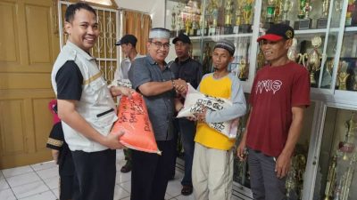 Jelang Hari Raya Idul Fitri, SMKN 6 Makassar Bagikan Puluhan Sembako ke Guru dan Pegawai Kurang Mampu
